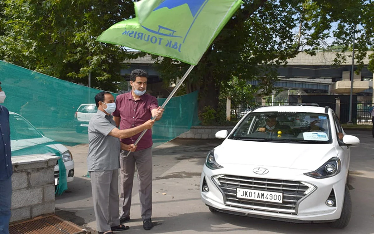 Dir Tourism flags off tour operators group to Gurez