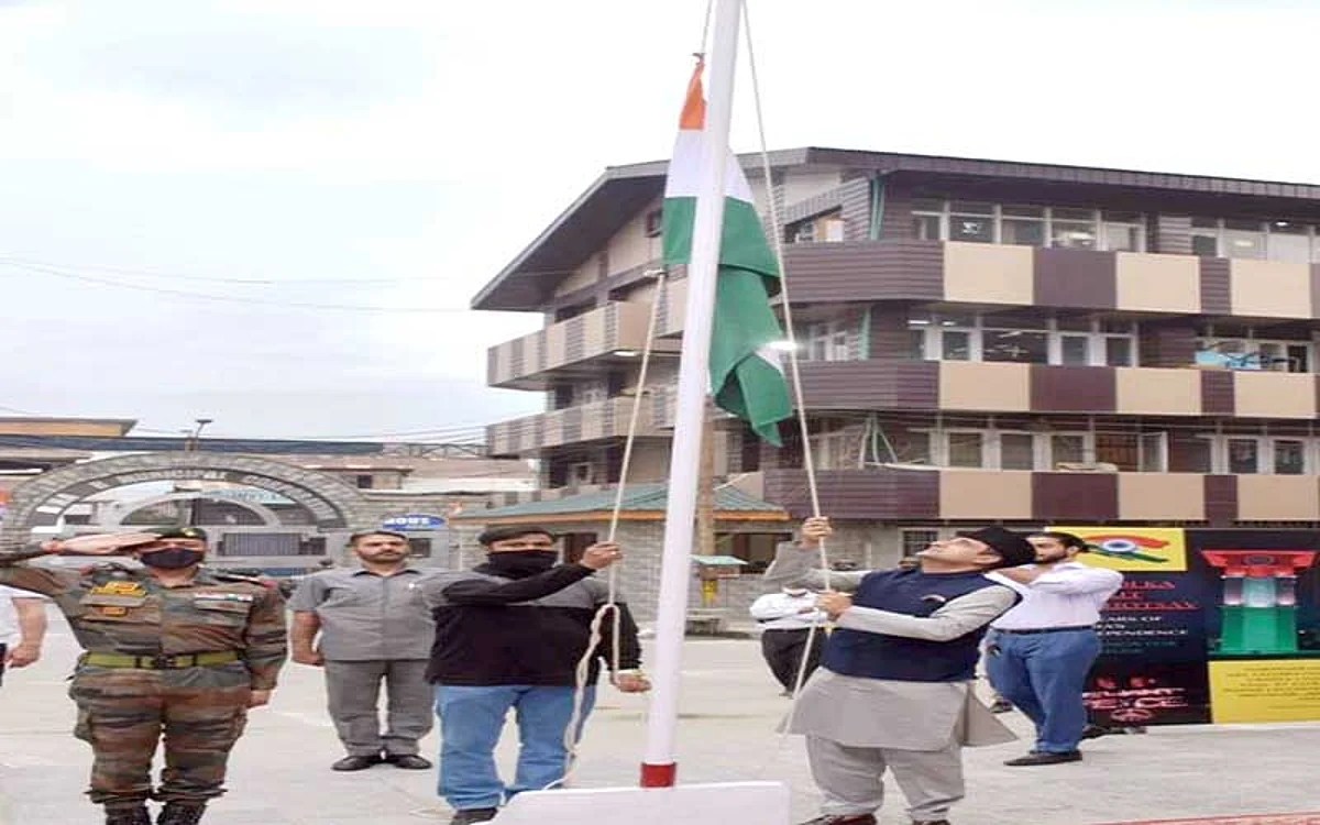 SMC celebrates Independence Day | Mayor Junaid Azim Mattu hoists tricolour
