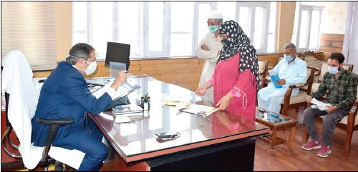 An official spokesman in a statement issued here said that the delegations raised various issues of public importance of their respective localities and sought the intervention of the advisor in this regard.