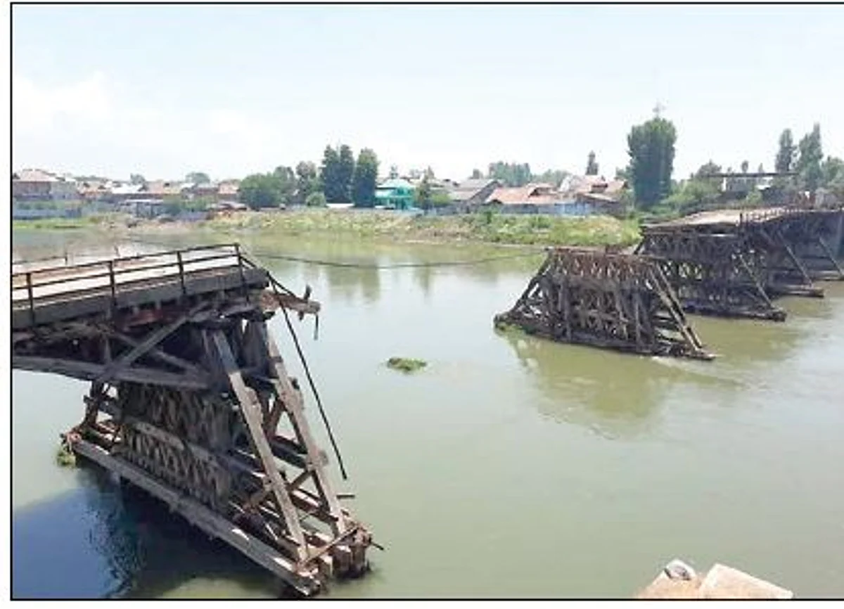 Collapsed Bakhshi Bridge in ruins