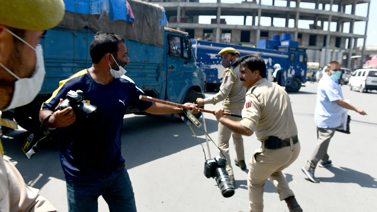 The journalists said that policemen, armed with batons, thrashed some of them and caused damage to their equipment.