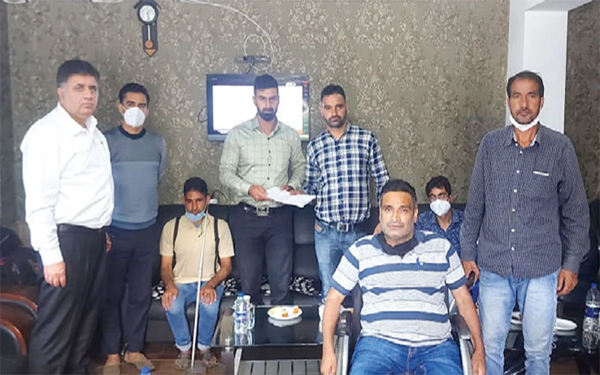 Physically challenged cricketers meet Mithun Manhas, Sunil Sethi