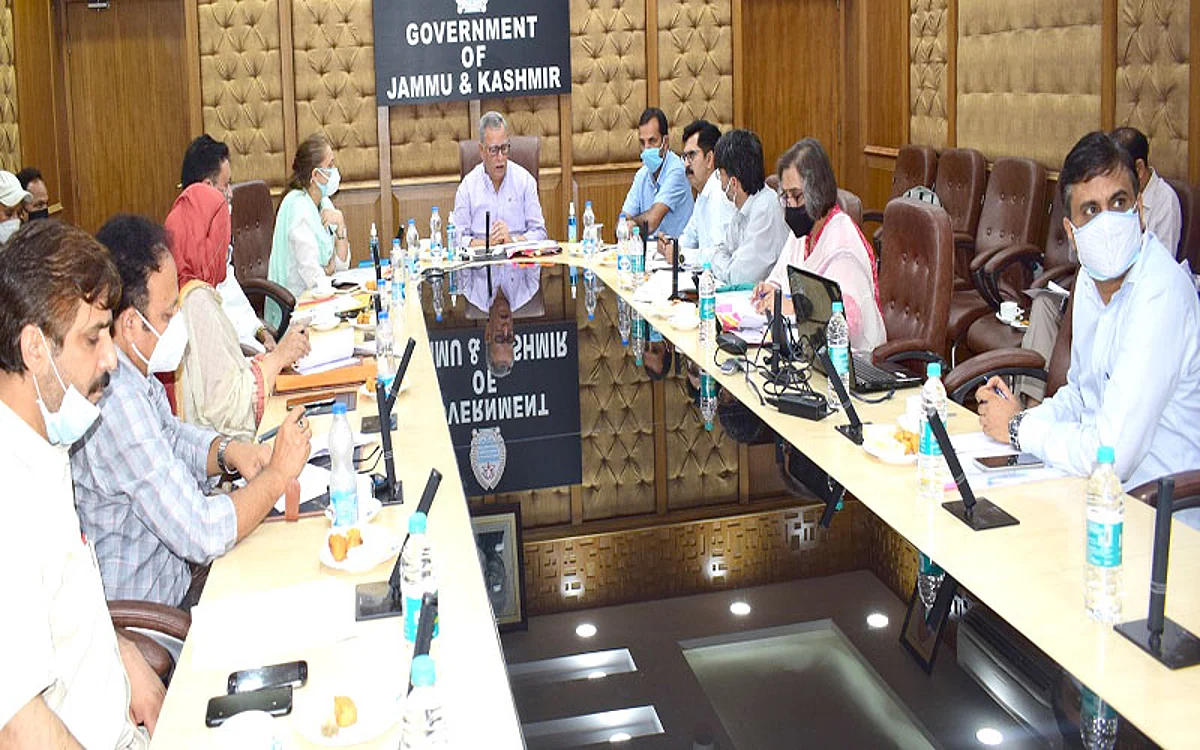 Farooq Khan reviews functioning of Social Welfare Department