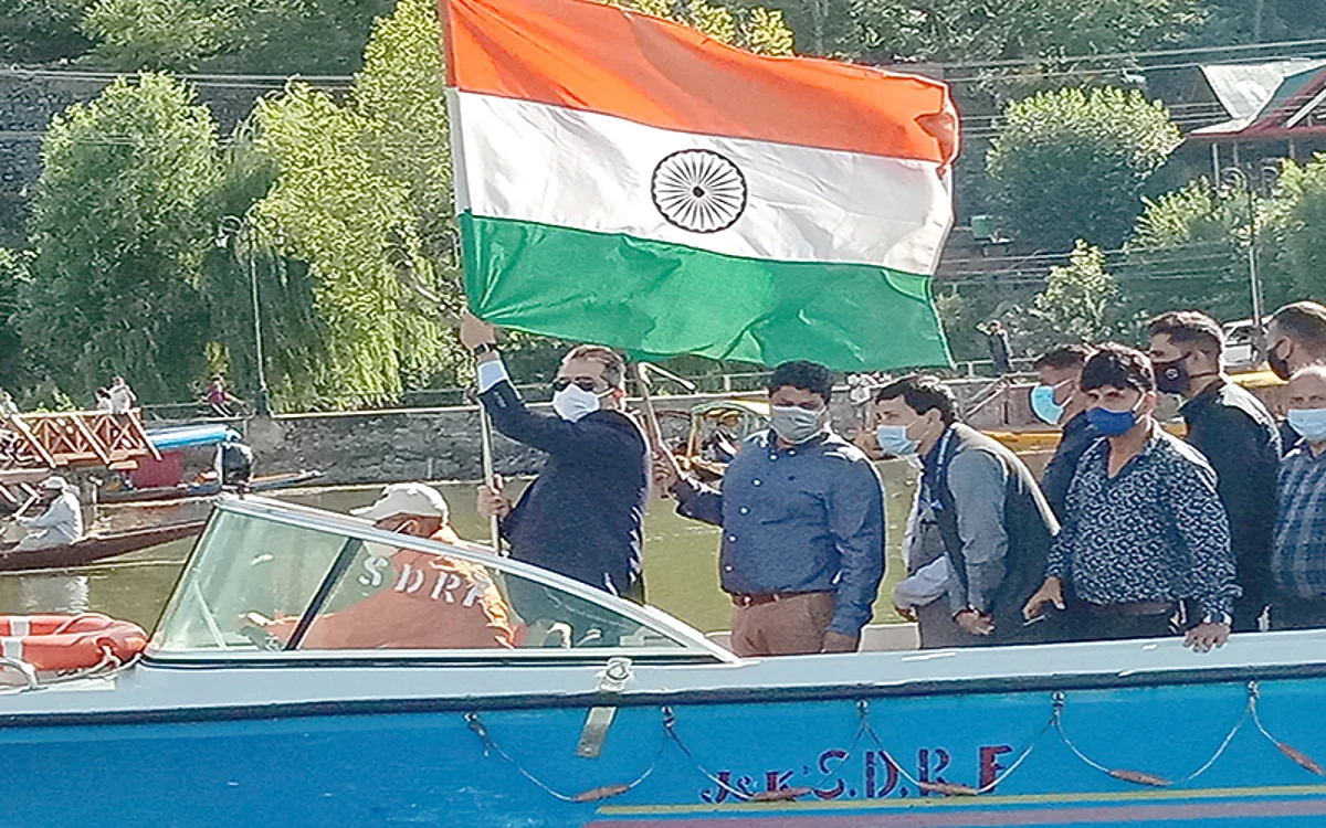 Advisor Baseer Khan flags off shikara rally in Dal Lake