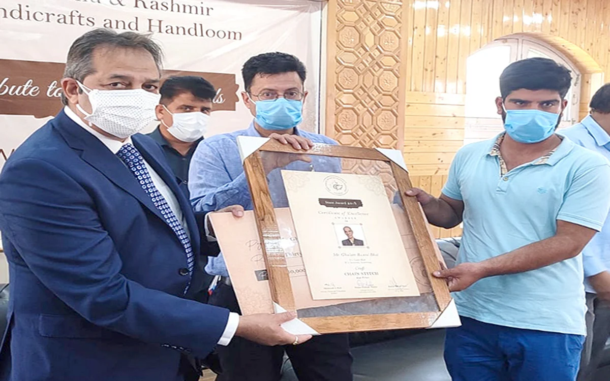 Advisor Baseer Khan confers awards to artisans in Handicrafts sector