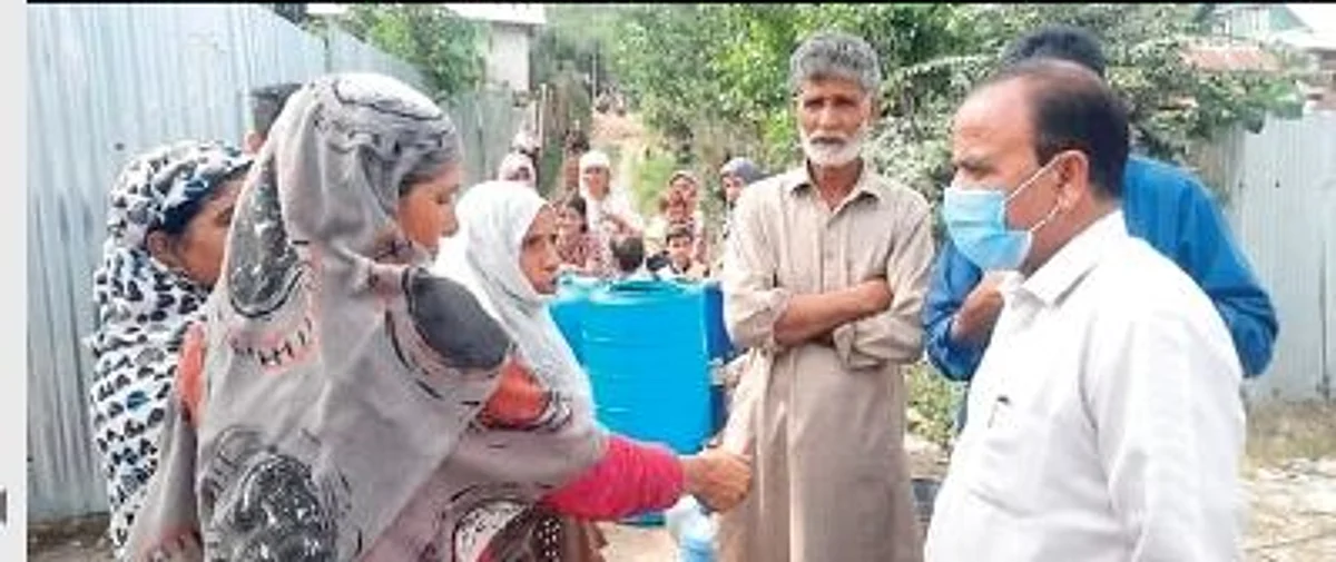 Raising slogans against the Jal Shakti department, the protesters staged a sit-in.
