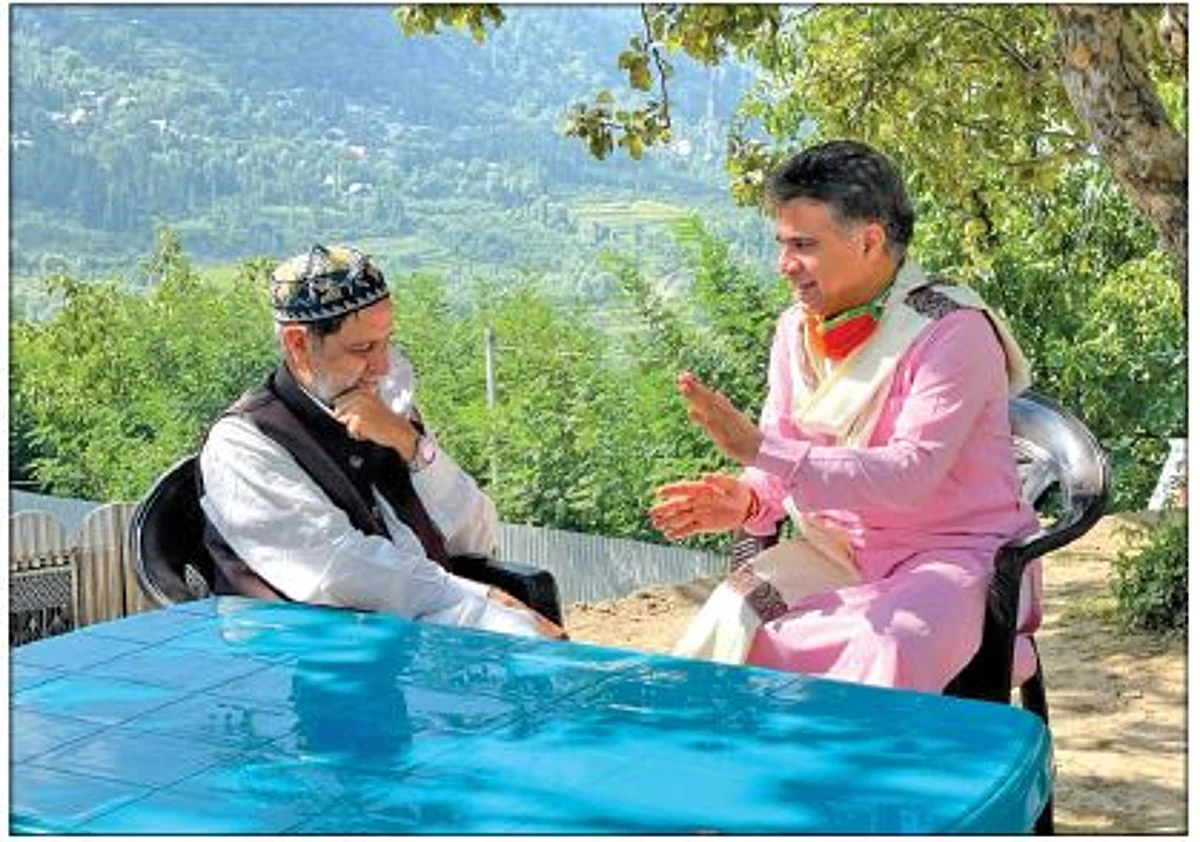 Ravinder Raina visits Mian Bashir's family at Wangath