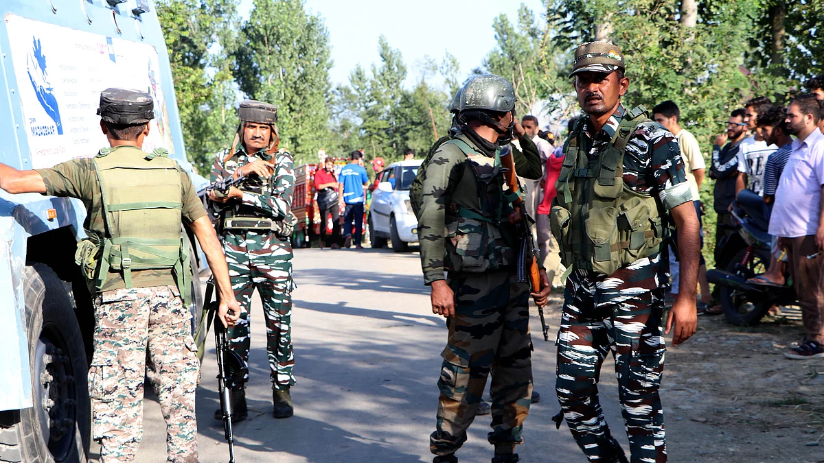 2 policemen injured in Kulgam militant attack
