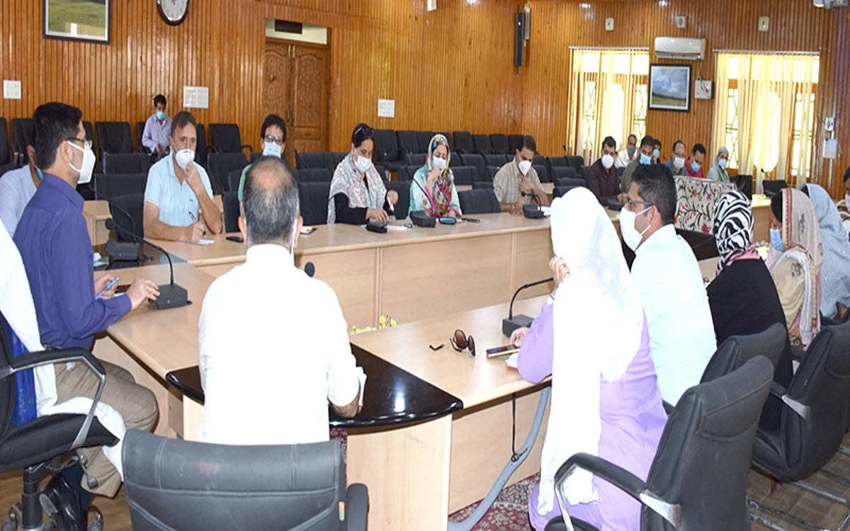 DC Budgam calls for rigorous vaccination drive for college-going students, staff