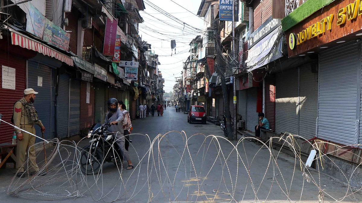 Geelani’s death: Restrictions, Internet blockade to continue tomorrow, say police