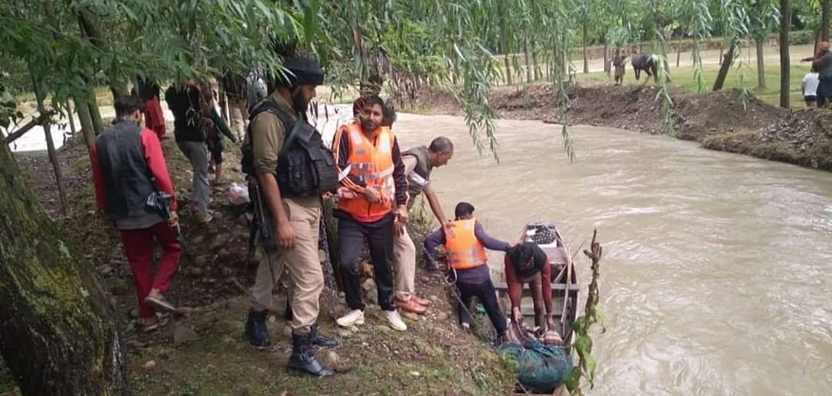 Police rescue nomad family alongwith livestock stuck in nullah Yath Yathur in Kulgam