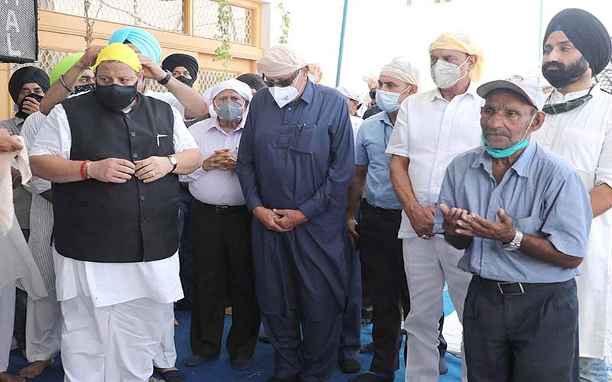 Farooq visits T S Wazir’s residence, expresses solidarity with bereaved