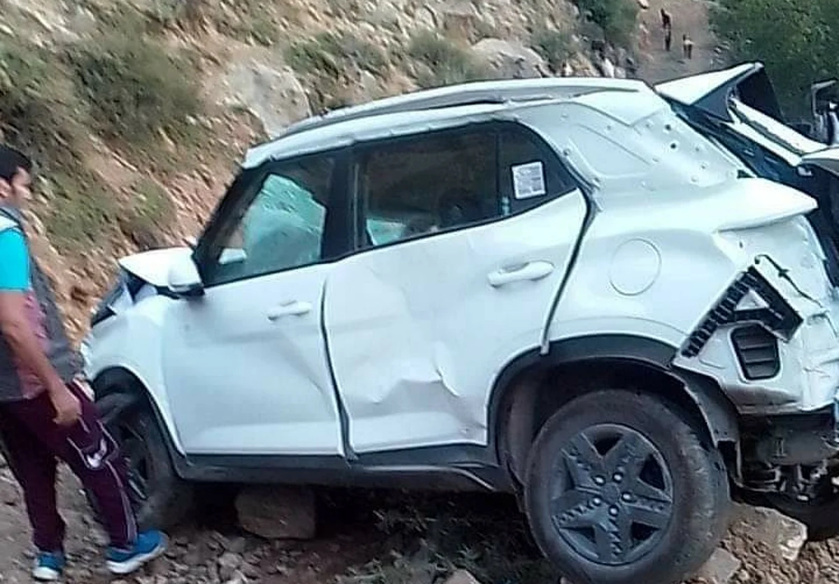 Assistant Executive Engineer dies after his car rolls down into gorge in central Kashmir's Kangan