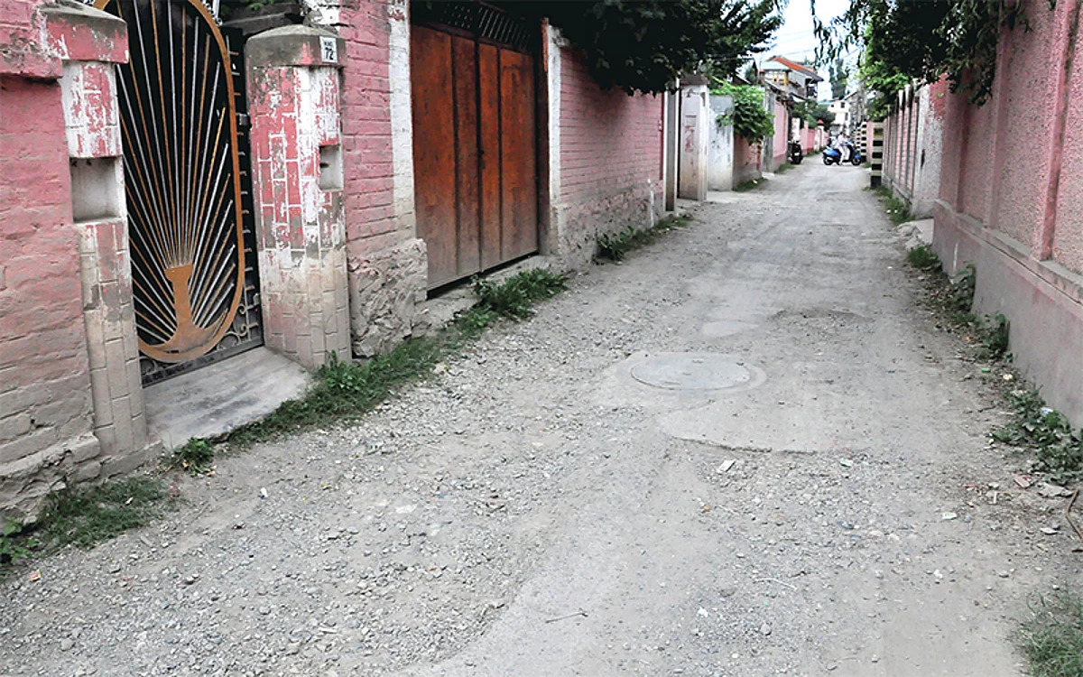 Dilapidated roads irk commuters in Srinagar