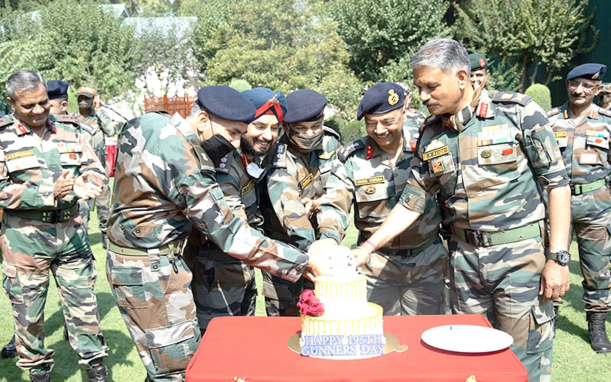 GOC 15 Corps felicitates Regiment of Artillery on 195th Gunners Day