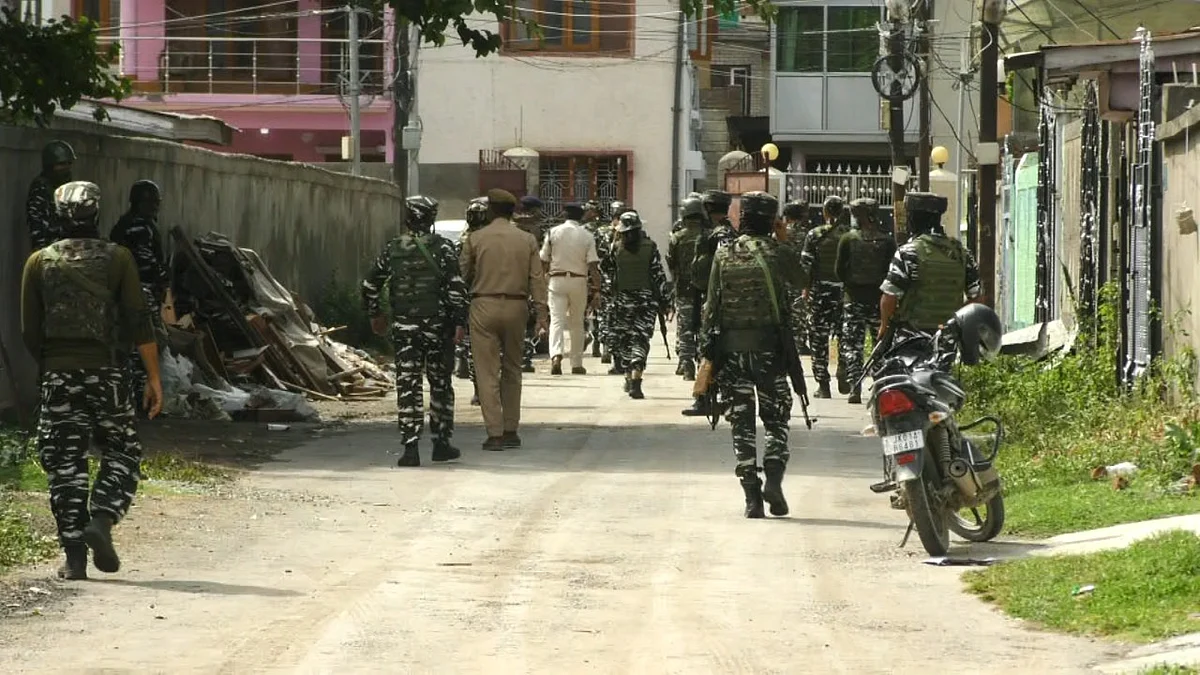 The grenade was lobbed on the security forces near the government residential quarters in Chanapora.