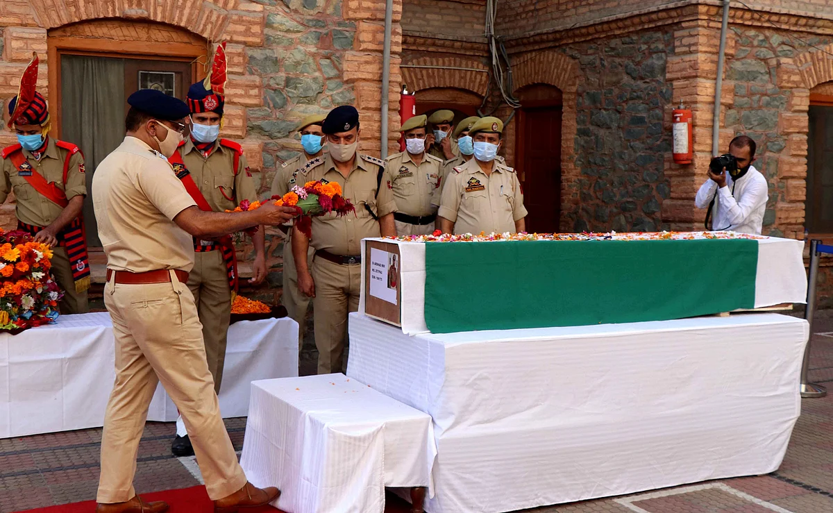 Political parties condemn policeman’s killing at Khanyar