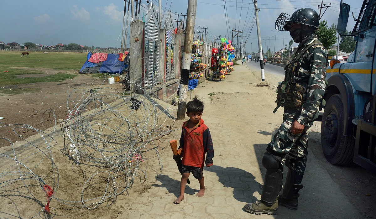 Restrictions continue in Srinagar parts on day 5