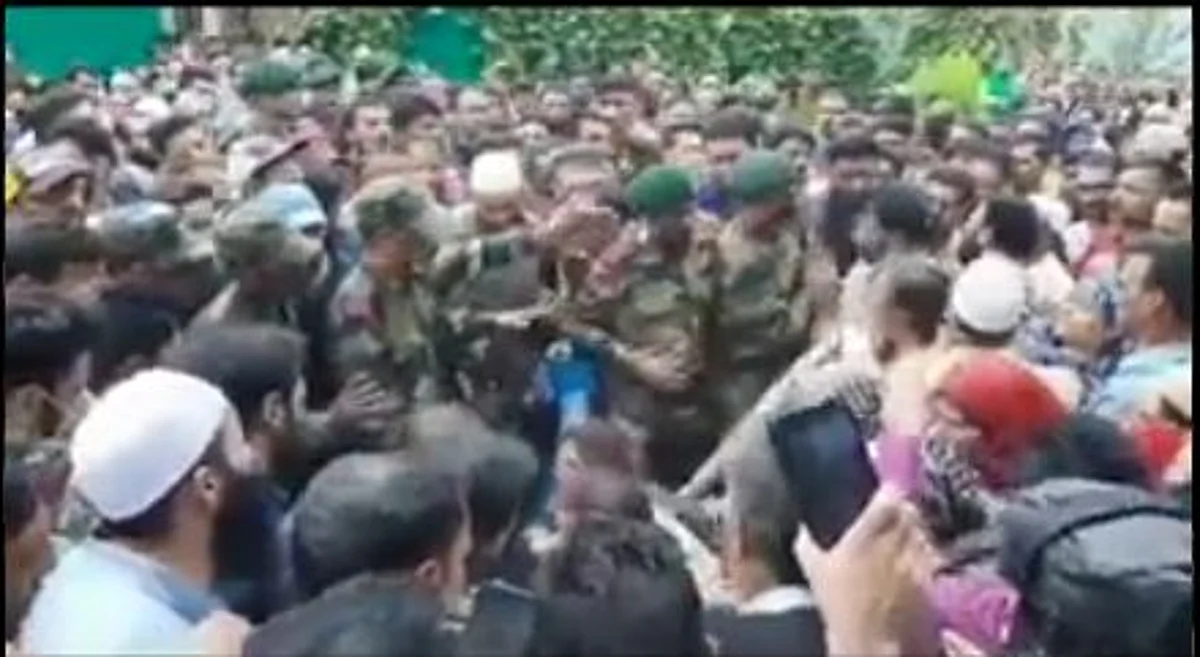 GOC Victor Force Major General Resham Bali, Commander 2 Sector Brigadier A S Pundir and other senior army officials paid tributes to the deceased.