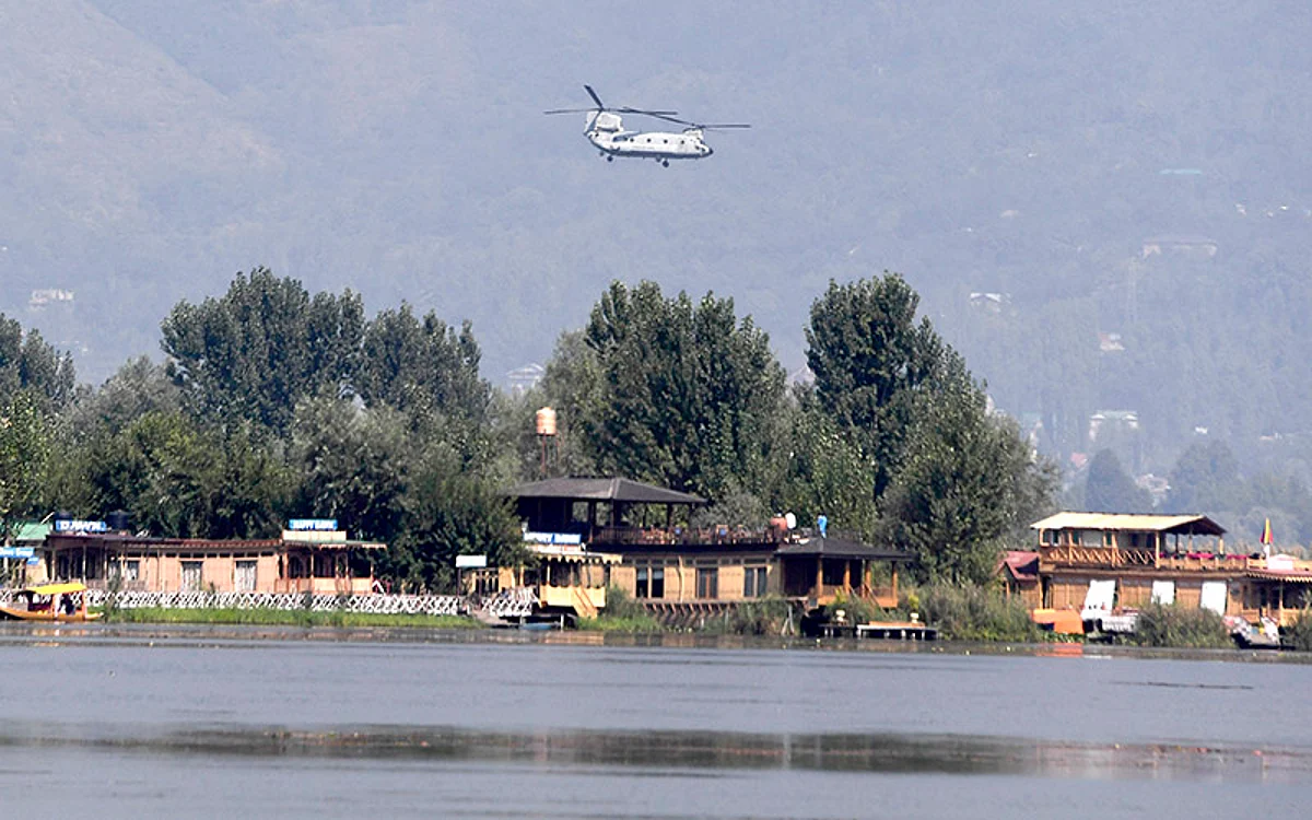 CURTAIN RAISER | Ahead of maiden Air Show, Srinagar skies reverberate with rehearsal aerobatic exercise
