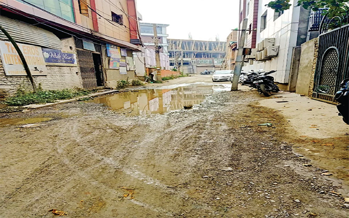 Karan Nagar link road in shambles