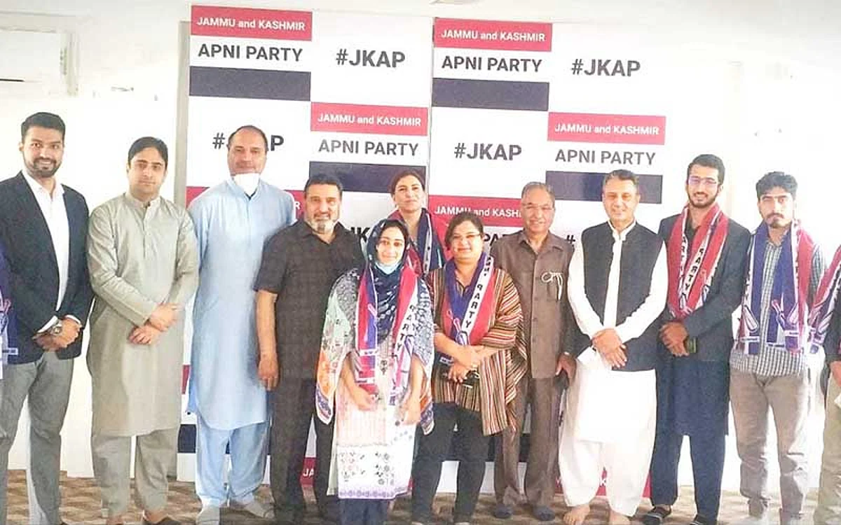 Youth can contribute in emancipation of people: Altaf Bukhari