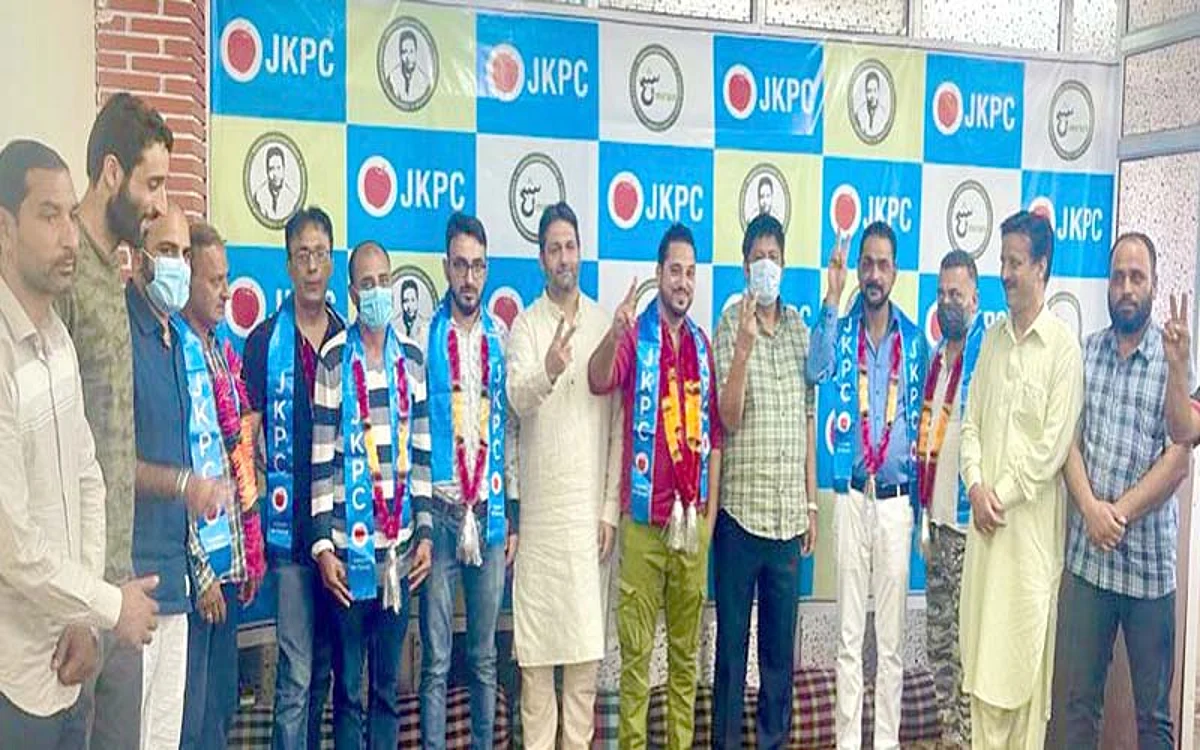 Political workers join PC