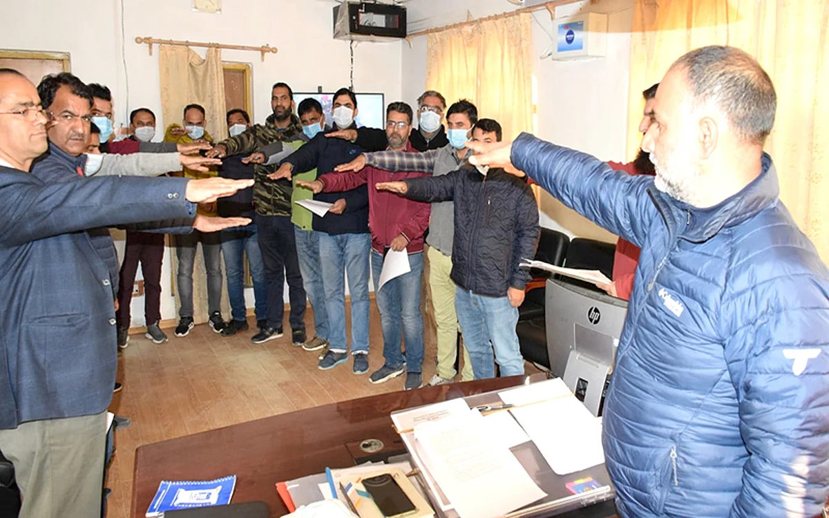 RTO Kashmir administers pledge against corruption