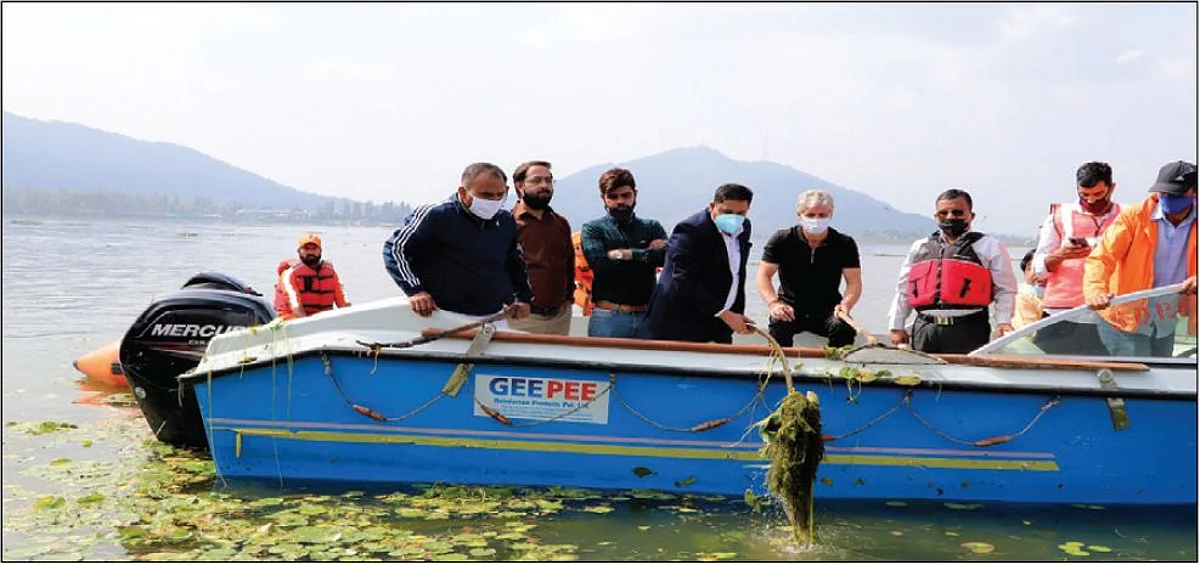 Div Com Kashmir, Convener EPG participate in Dal deweeding drive