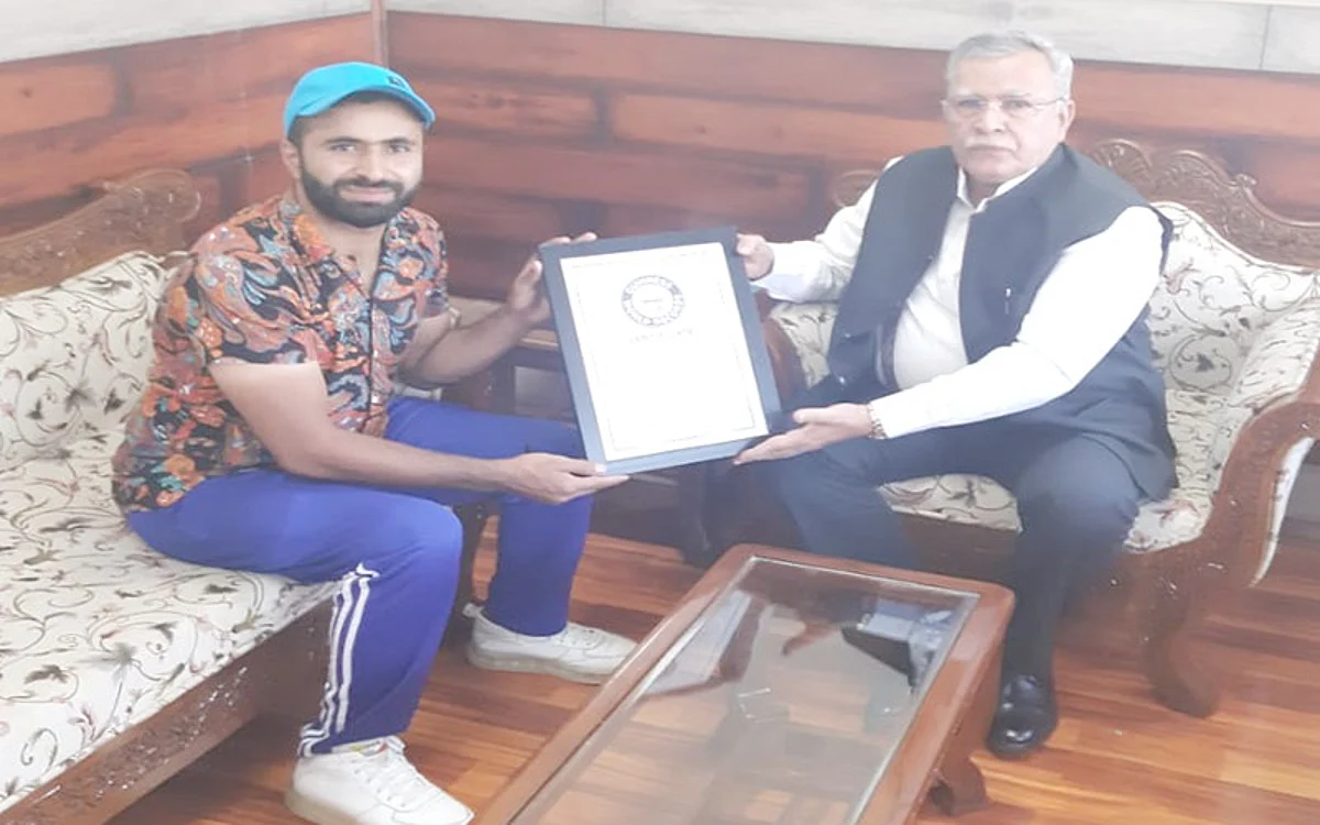 Cyclist Adil Teli calls on Advisor Khan