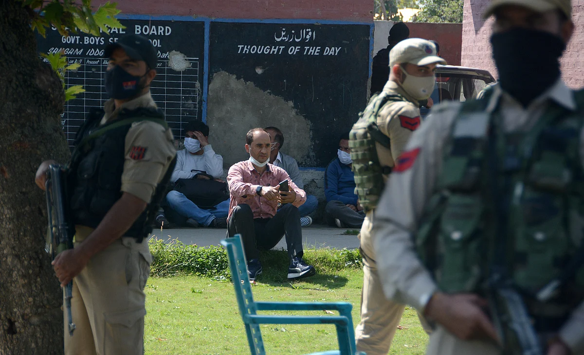 Police said that militants stormed into the Government Boys Higher Secondary School in Sangam, Eidgah, in the jurisdiction of Police Station Safa Kadal Srinagar.