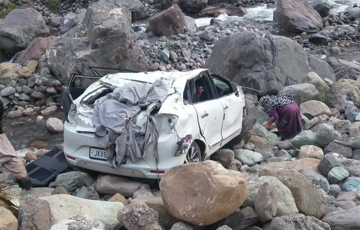2 injured in Uri road accident