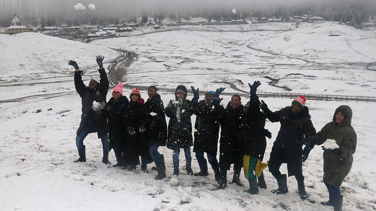 Cold conditions prevail in Kashmir, sub-zero temperature in Gulmarg, Pahalgam