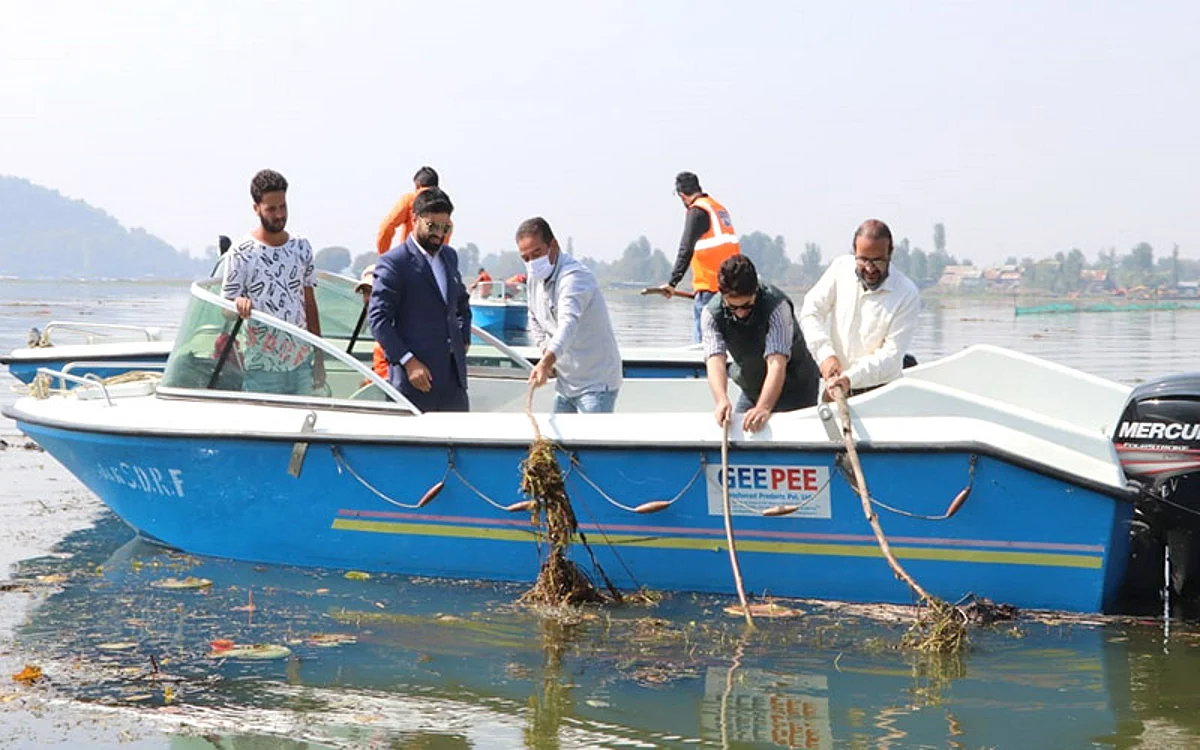 Directors PFMS J&K, Doordarshan, ROC participate in Dal de-weeding
