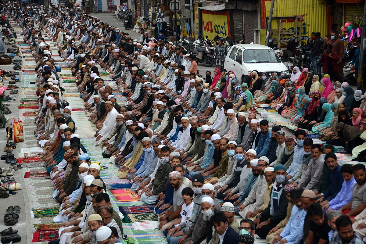 Thousands offer Khoje Digar