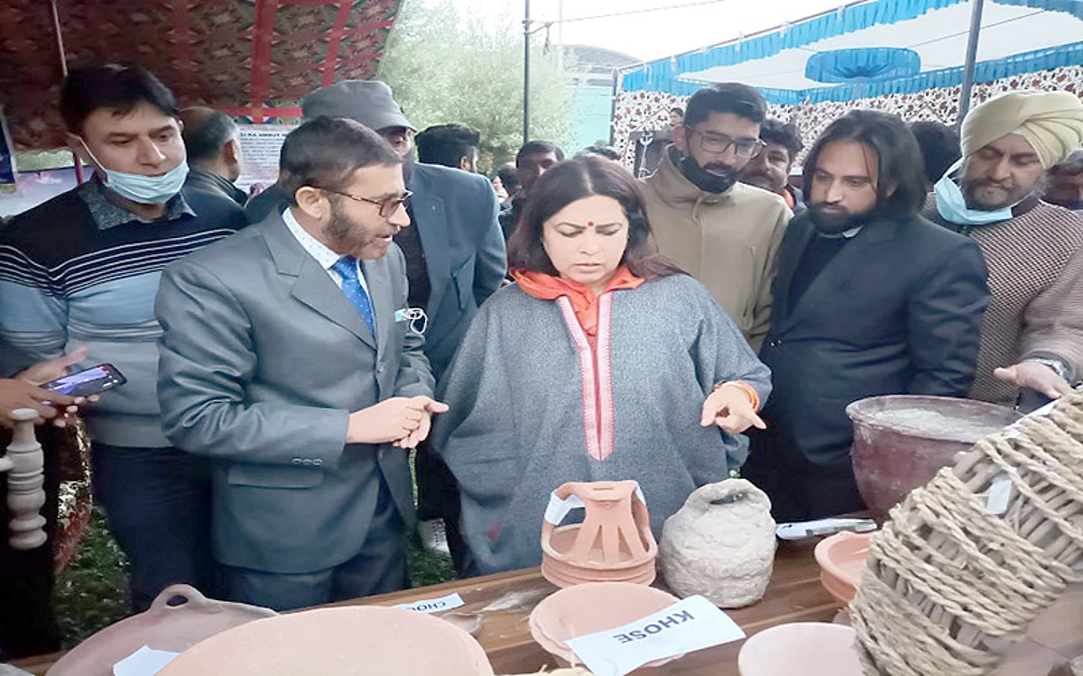 Takes part in plantation drive | Union MoSLekhi interacts with public representatives in Baramulla