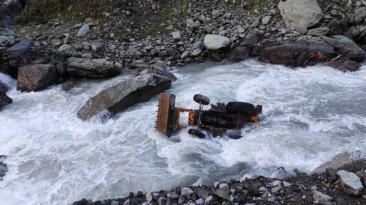 Driver rescued, helper missing after bulldozer plunges into Sindh nullah on Srinagar-Leh highway