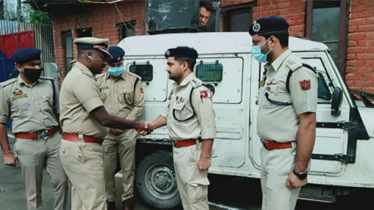 DIG North Kashmir Range visits Police District Sopore, reviews security scenario