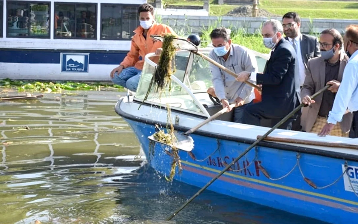 Justice Magrey launches cleanliness drive in Dal Lake