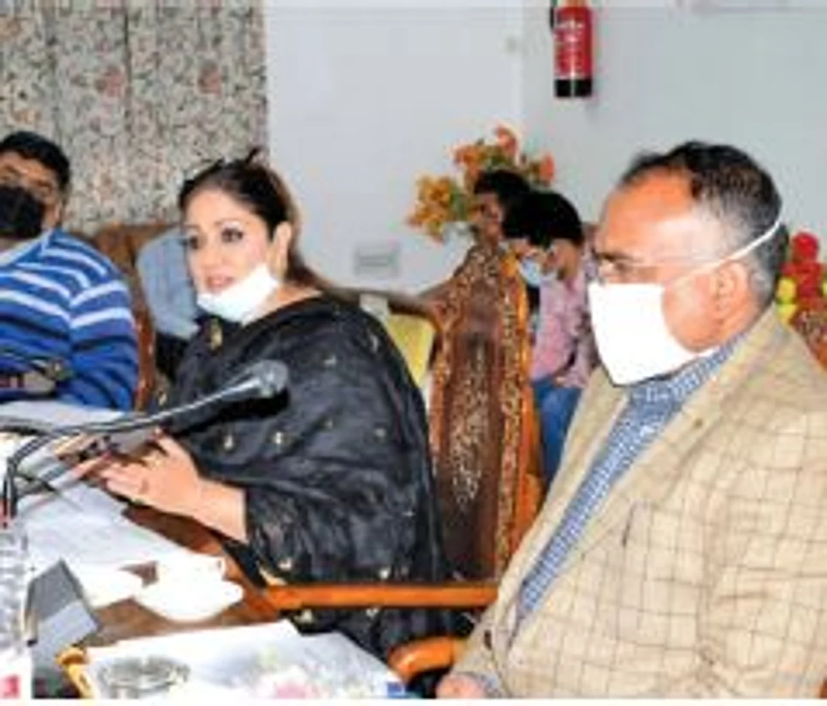 The meeting was co-chaired by Vice Chairperson KVIB, Dr Hina Shafi Bhat and Divisional Commissioner Kashmir, Pandurang K Pole at Banquet Hall, Srinagar.