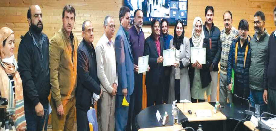 Dr Ambreen Hamdani secures Ist position | Elocution competition held