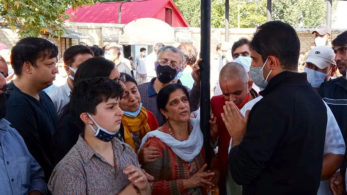 Mayor SMC and Apni Party leader, Junaid Azim Mattu offering condolence to family of prominent chemist, Makhan Lal Bindroo, who was shot dead outside his shop near Iqbal Park in Srinagar last night, in Srinagar on October 6, 2021.