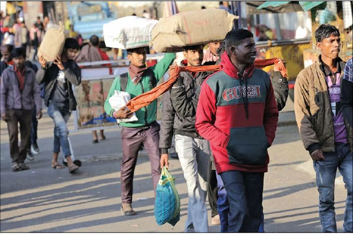 Hundreds of non-local workers return from Kashmir with shattered dreams