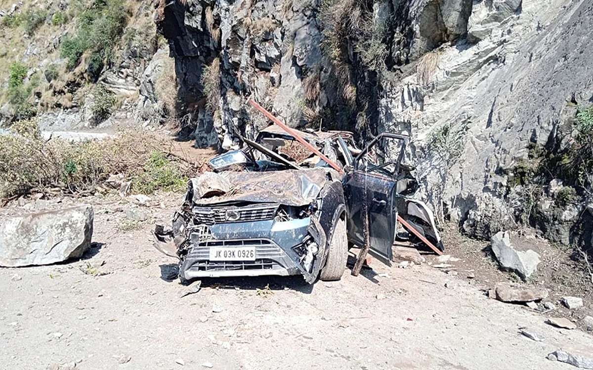 4 injured as landslide hits vehicle on highway