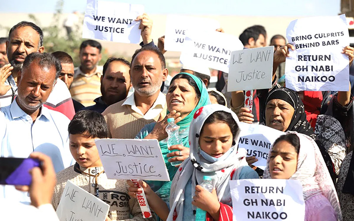 Family of missing Sopore fruit trader hold protest, seek his whereabouts
