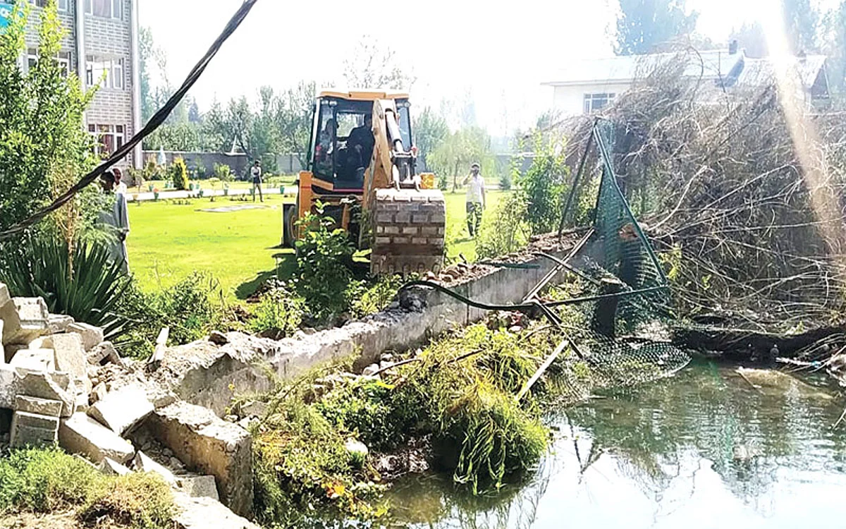 Demolition drive held along Padshahi canal