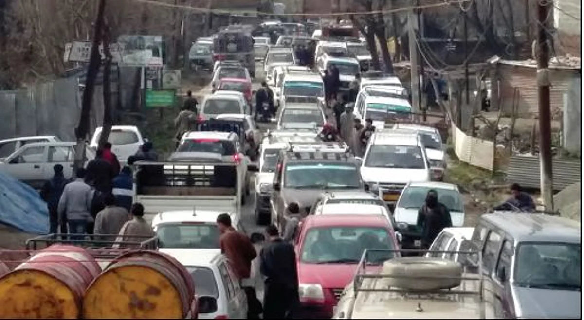 Traffic snarls on Sanat Nagar-Rangreth road irk commuters