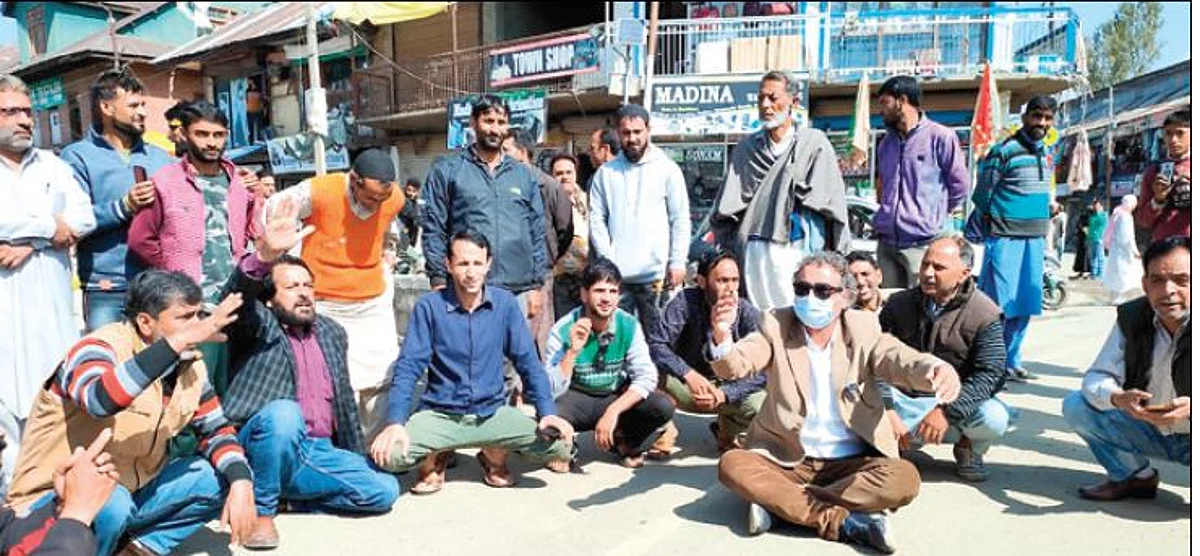 Handwara residents protest erratic power supply