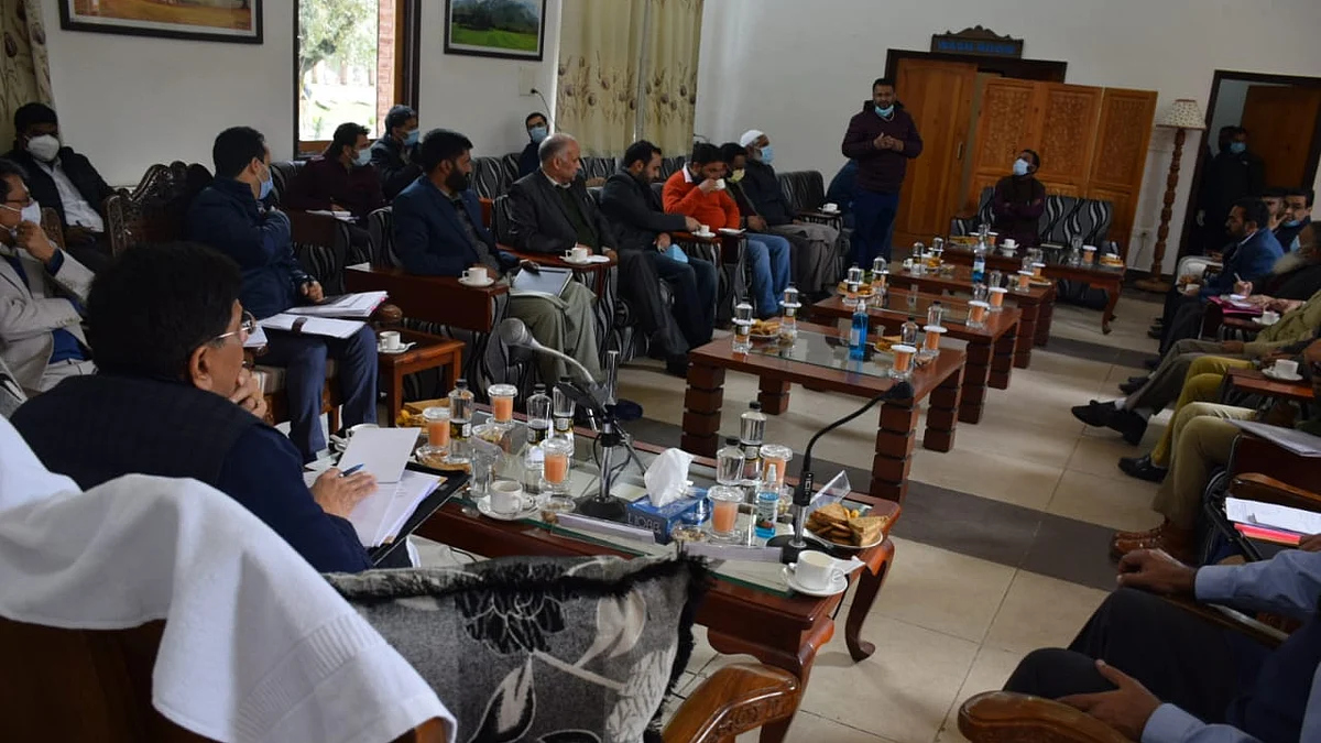 Piyush Goyal visits Pahalgam, meets PRIs, industrialists