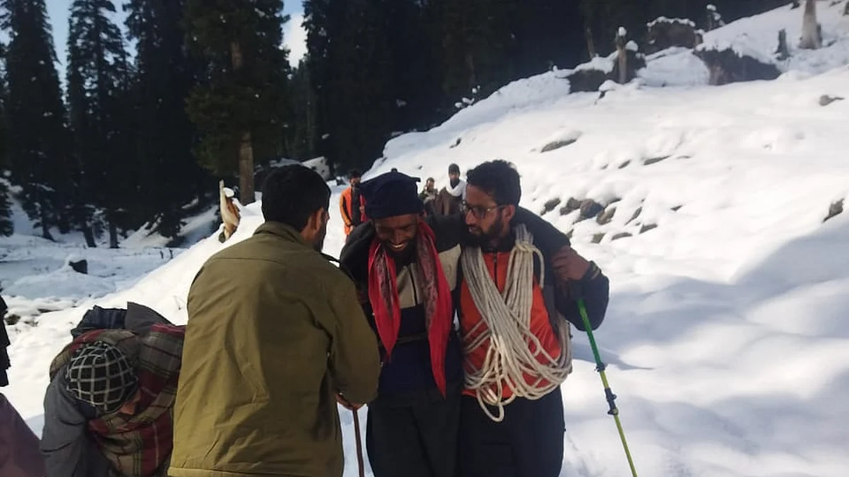 Two Rajouri residents missing after snowstorm traced in Shopian